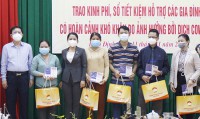 Trao hỗ trợ cho các gia đình khó khăn do ảnh hưởng bởi dịch Covid-19