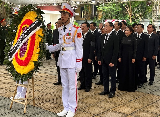 Đoàn lãnh đạo tỉnh Bình Định viếng Tổng Bí thư Nguyễn Phú Trọng